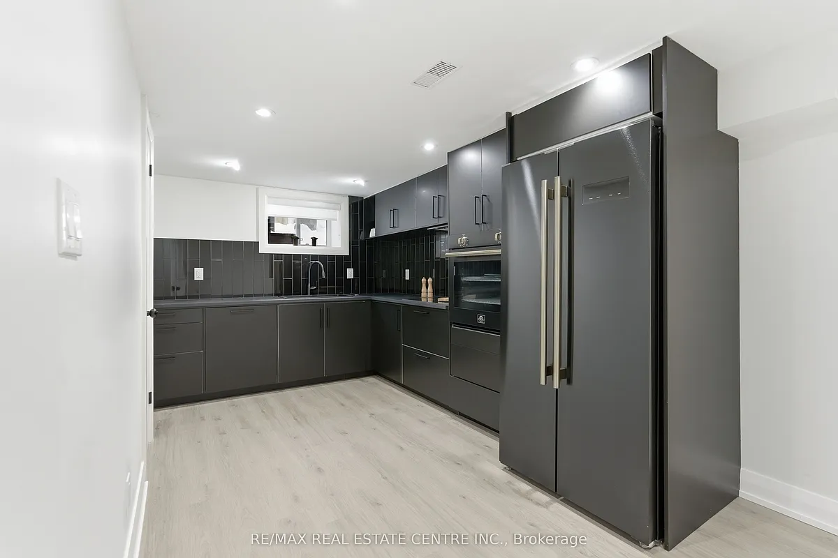 Building Photo - 70 Beaverbrook Ave #B