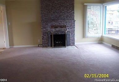 Living Room w/ Gas Fireplace