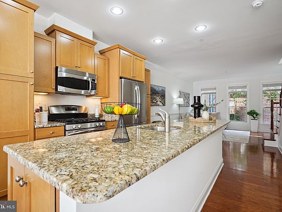 3rd image of 411 N George Mason Dr