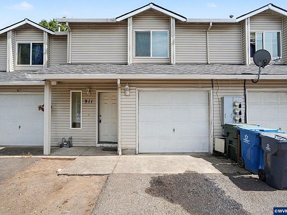 2nd image of 905 Charter Pl NE