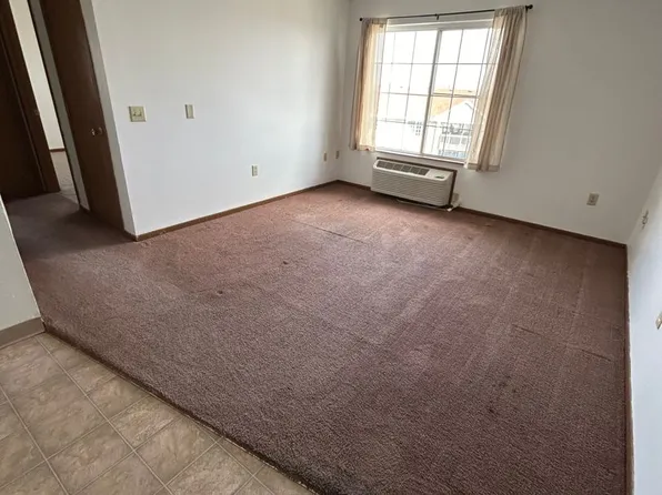 Hillcrest Apts, 208 Glenda Dr #220-7, Marshalltown, IA 50158