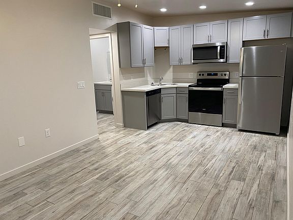 3rd image of 914 S Kenwood Cir