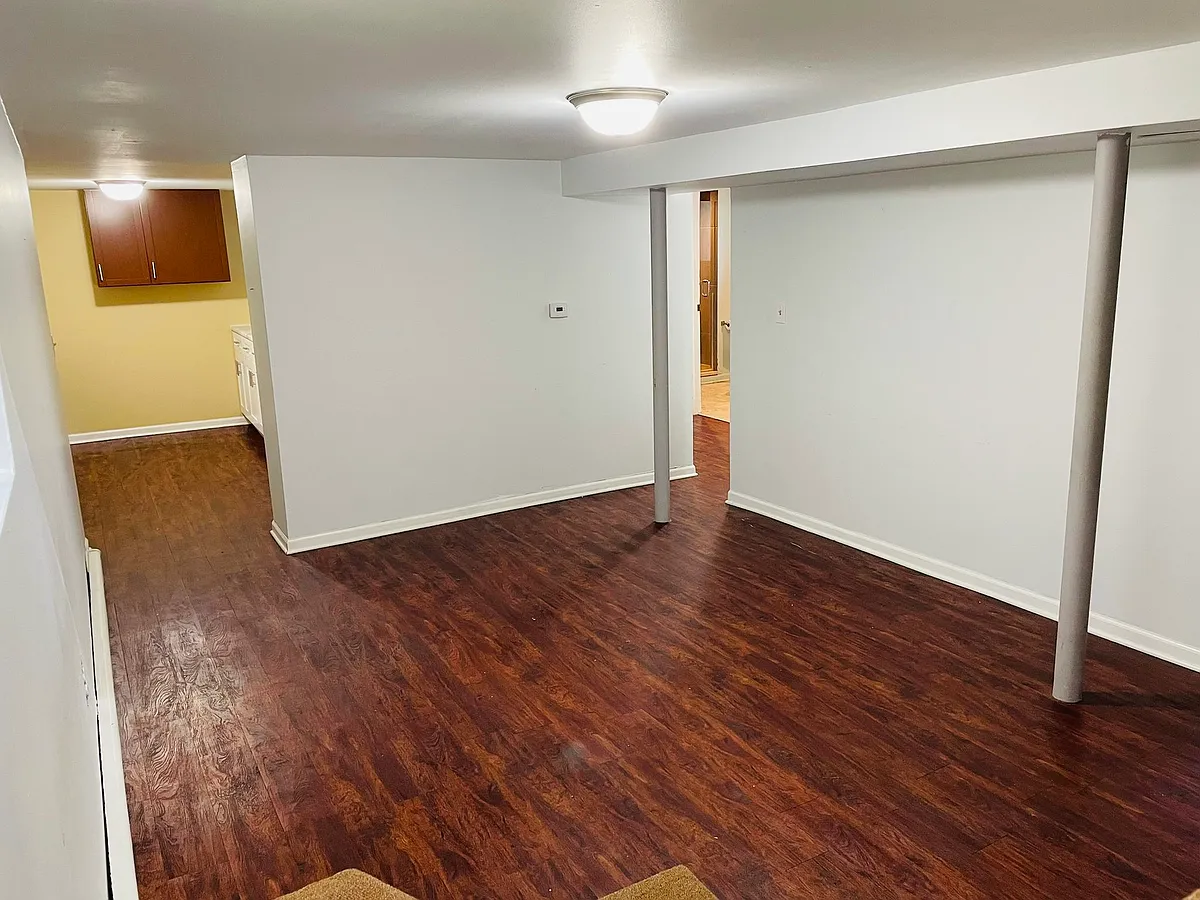 Building Photo - 5712 W Windsor Ave #BASEMENT