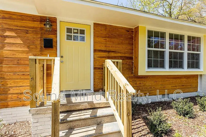 3 bed, 1.0 bath, 984 sqft, $1,725 — Photo 3