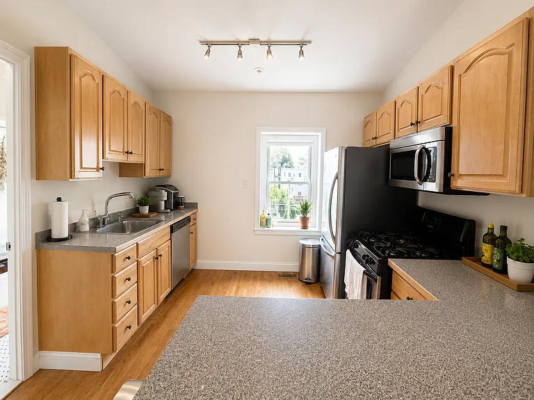 645 E 7th St #3 — Photo 2