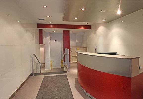 4th image of 215 E 81st St