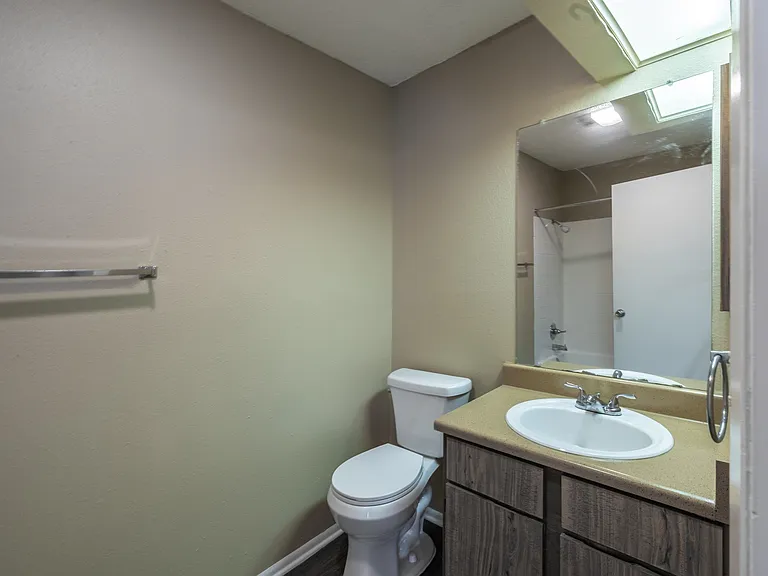 Sutton House Apartments — Photo 28