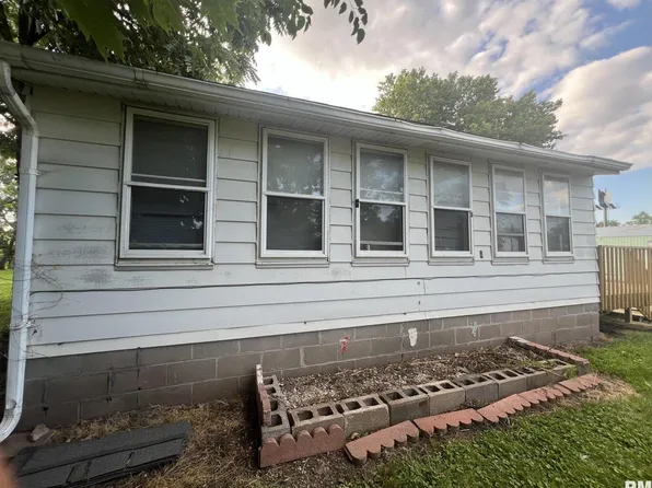 635 8th Ave W, Milan, IL 61264