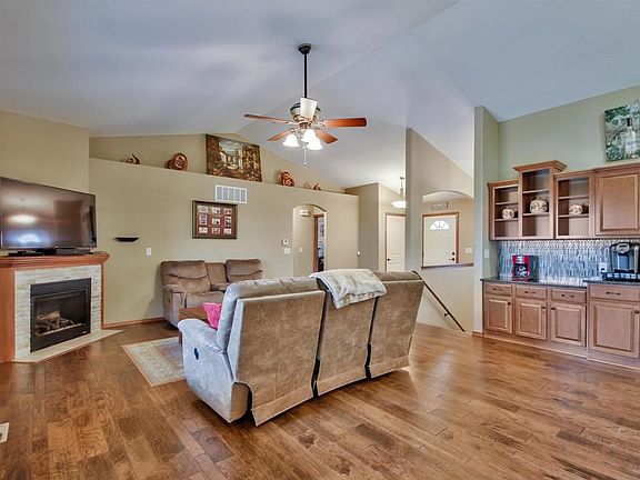 5th image of 1401 E Summerlyn Dr