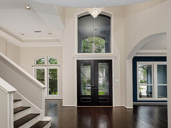 3rd image of 14 Graceful Elm Ct