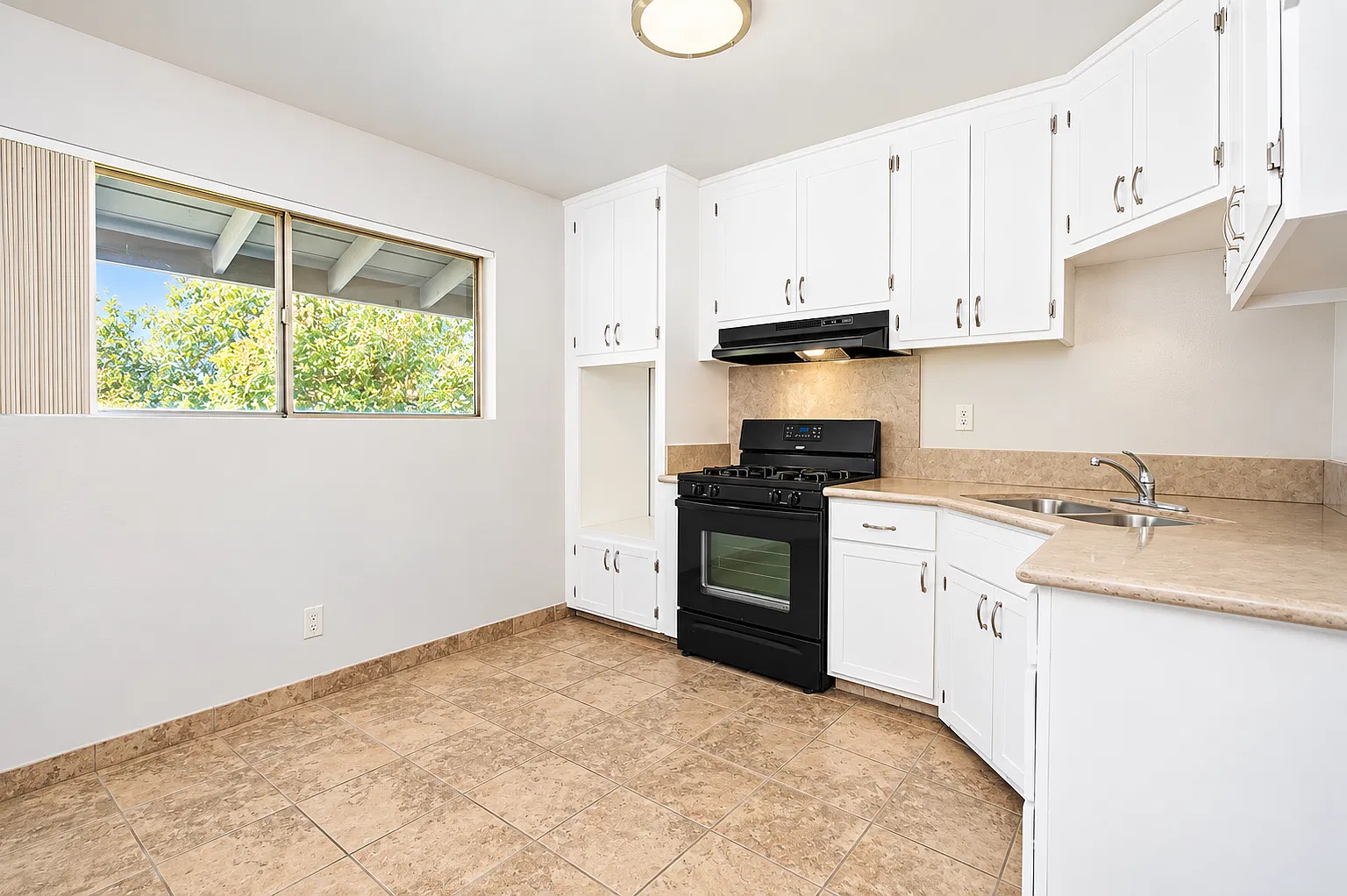 2 bed, 945 sqft, $1,995 — Photo 1