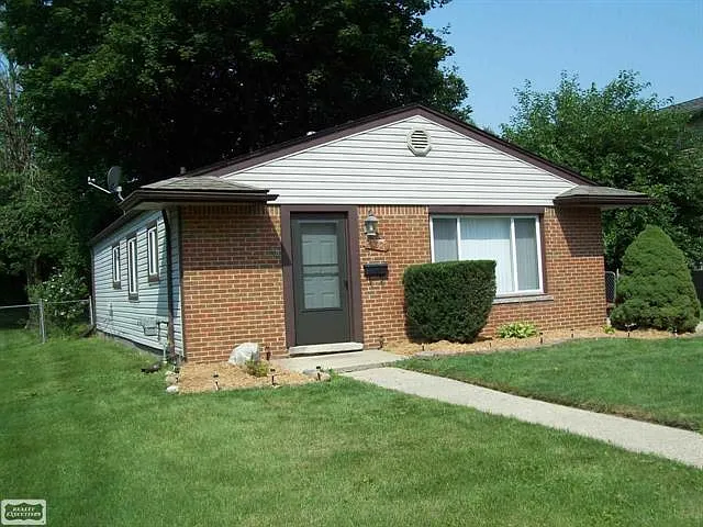 27529 Demrick St photo 1