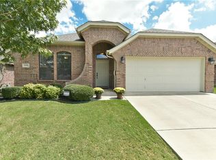 11528 Round Leaf Dr, Fort Worth, TX 76244