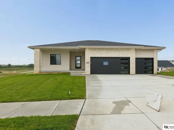 8815 Legacy St, Papillion, NE 68046