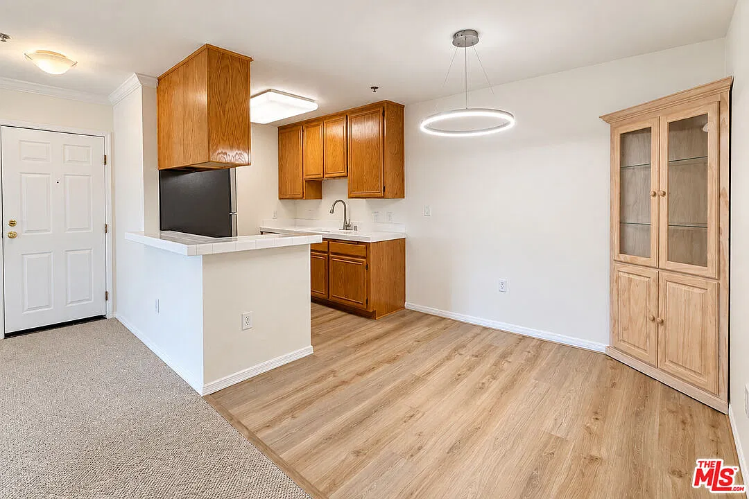 1 bed, 1.0 bath, 734 sqft, $2,995 — Photo 3