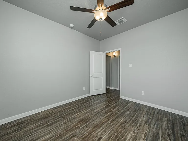 1368 Kingsgate Dr — Photo 34