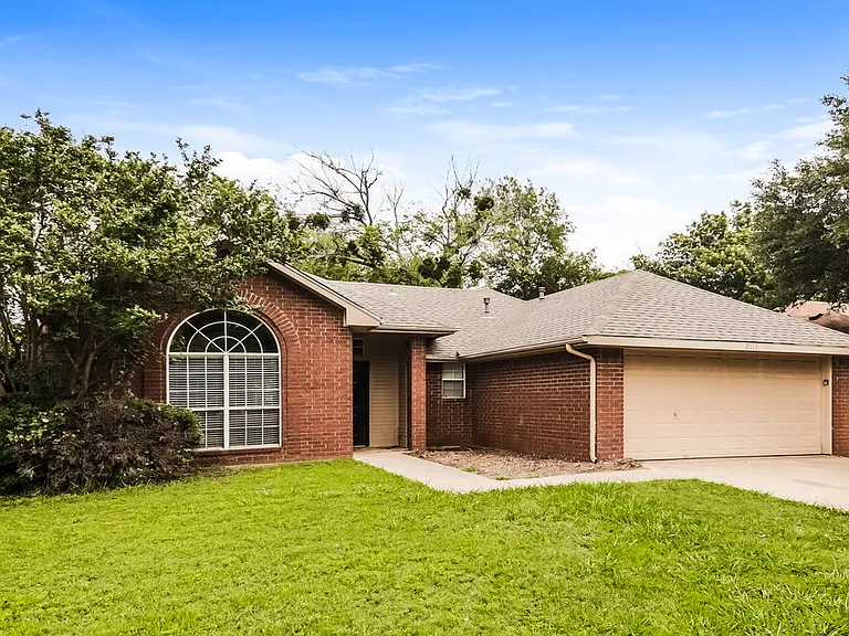 2115 Lattimore St — Photo 3
