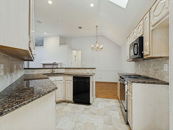 5th image of 2206 Jasmine Ln