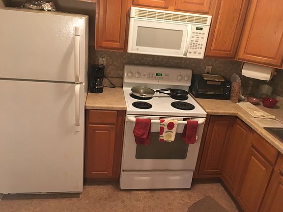 3rd image of 203 Patricia St Suite Hot