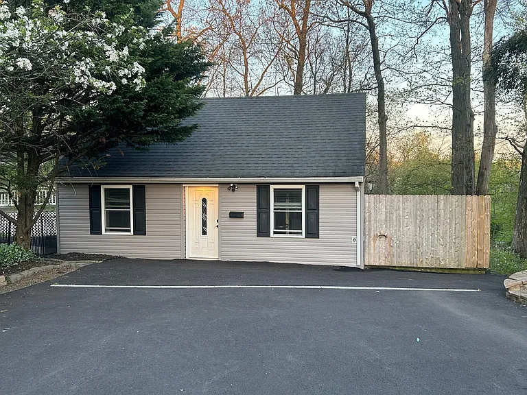 Hallowell Dr — Photo 1