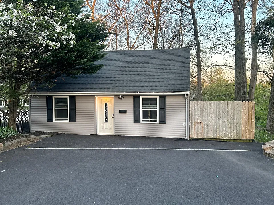 Hallowell Dr