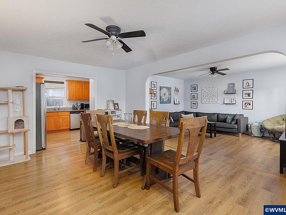 3rd image of 886 SW Birch St