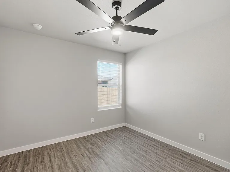 2838 Glennster St — Photo 12