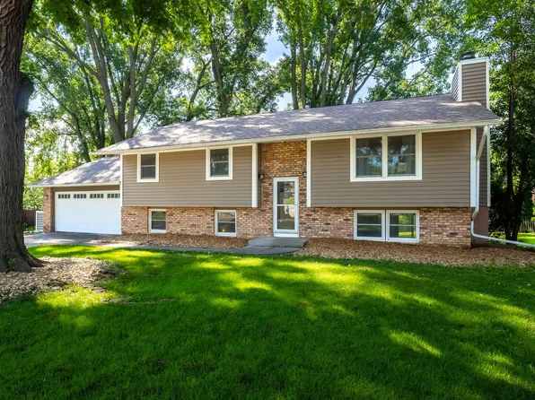 1145 Utica Ridge Ct, Bettendorf, IA 52722