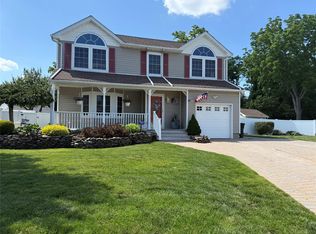 4 Anthony Ct, Copiague, NY 11726