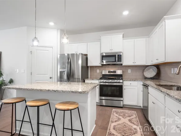 215 Harpers Run Ln, Matthews, NC 28104