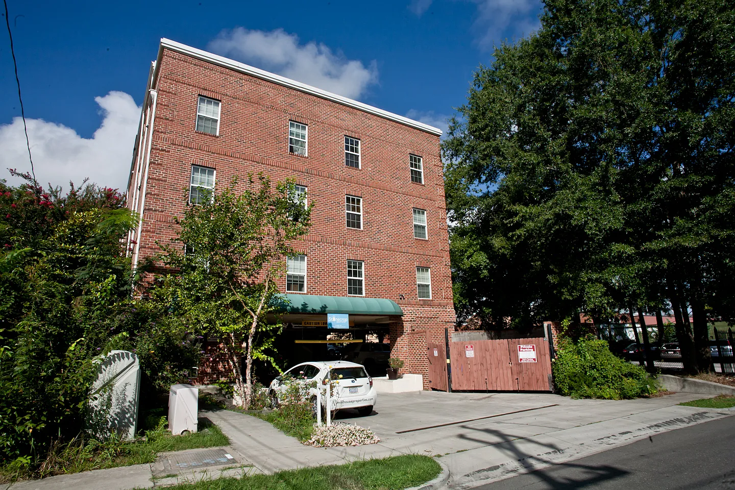 4br/4ba Right downtown! Rent includes water and electricity and one parking spot! — Photo 1