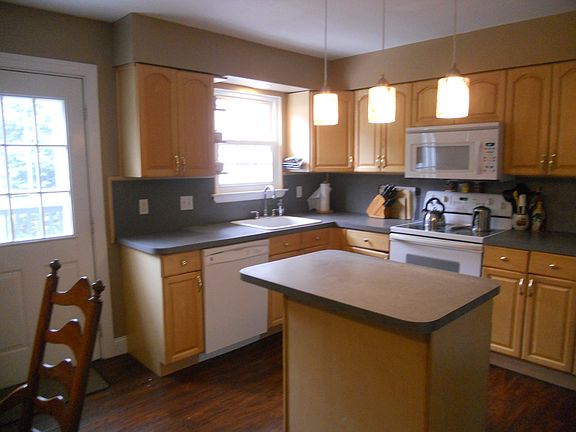 lots of cabinets, ctr island