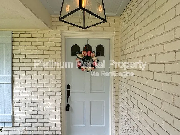 381 Lynne Cir — Photo 4