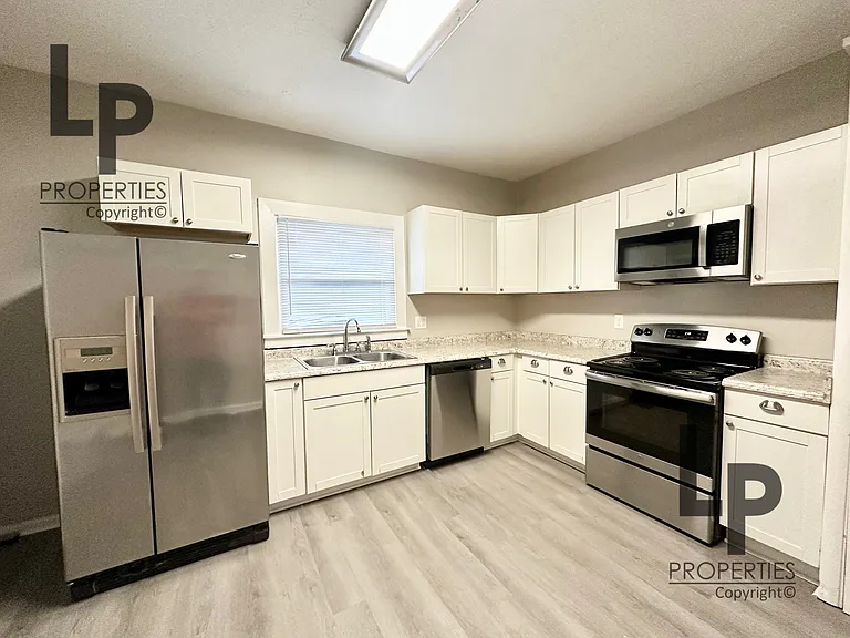 211 E 6th St — Photo 5
