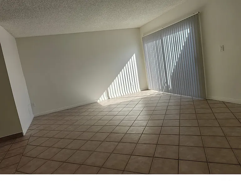 904 W Victoria Ave #160 — Photo 1