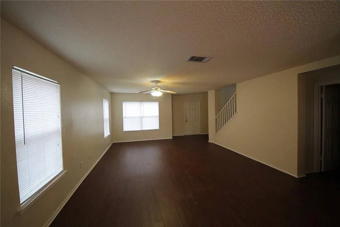 3 bed, 2.5 bath, 2186 sqft, $2,095 — Photo 3