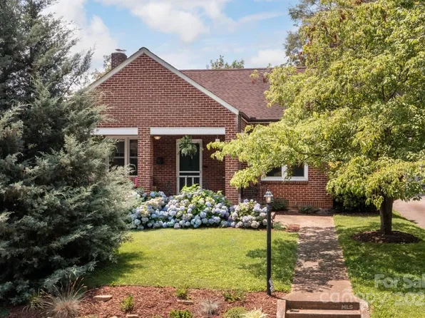 9 Colonial Pl, Asheville, NC 28804