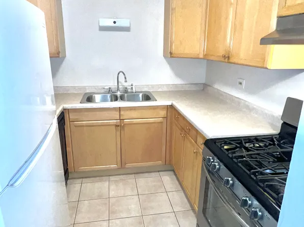 8112 Waterbury Ct APT 506, Woodridge, IL 60517