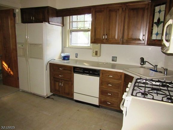 4th image of 234 Tremont Ave