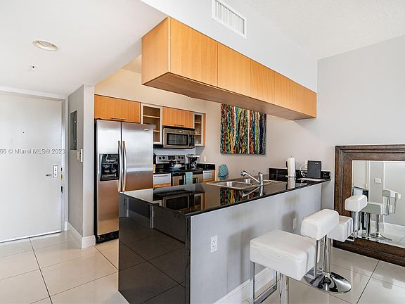 4th image of 1750 N Bayshore Dr APT 3410