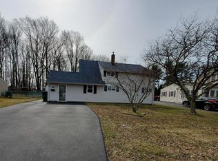 44 Roundwood Ln, Levittown, PA