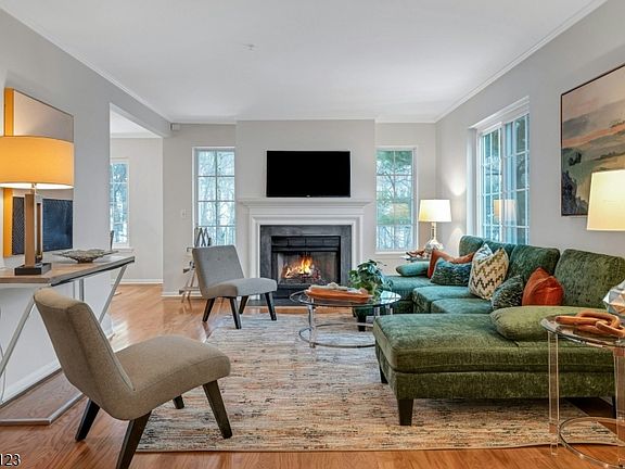 3rd image of 299 Riveredge Dr