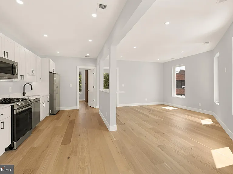 3215 Mount Pleasant St NW #201 — Photo 2