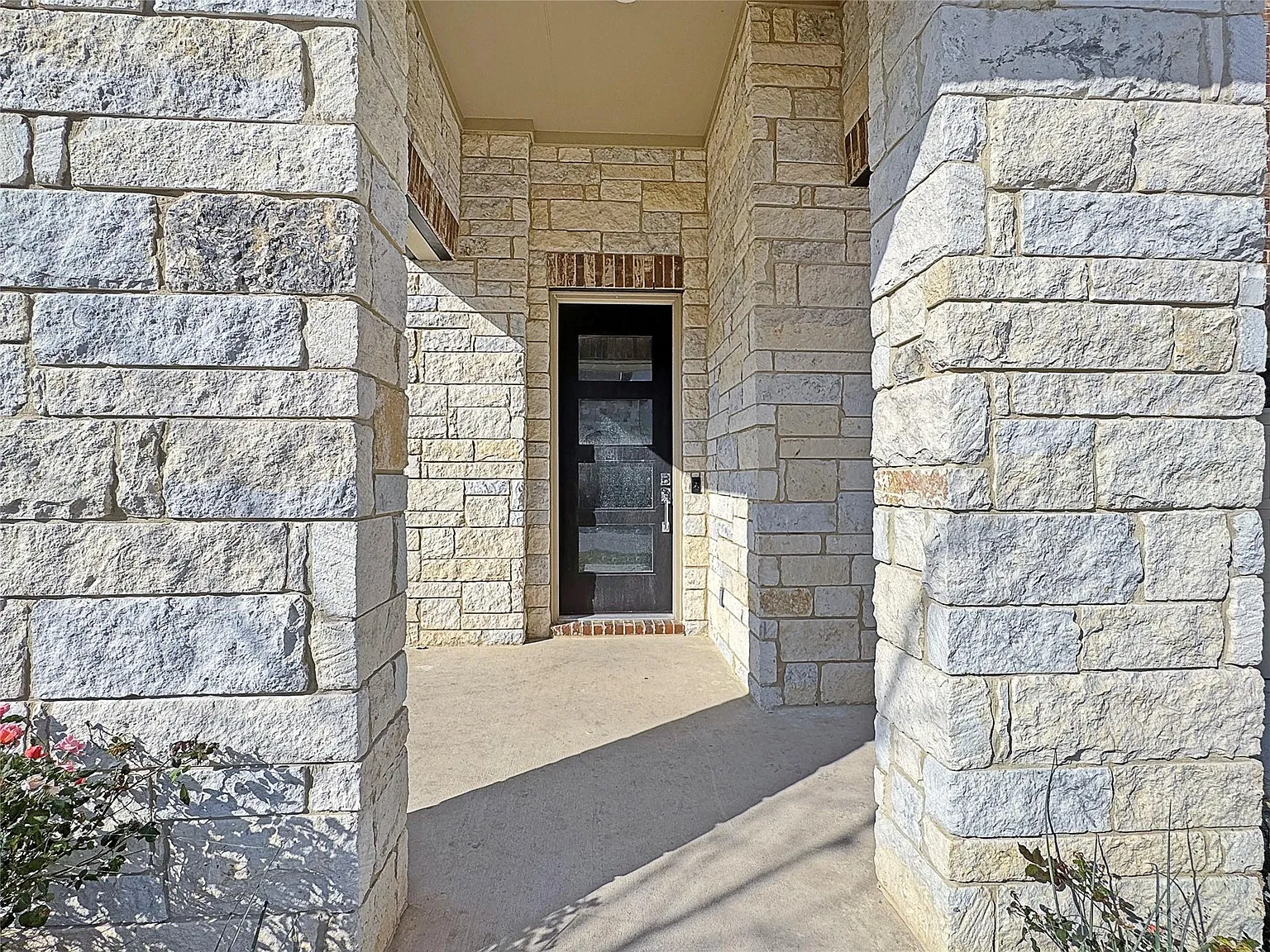 3 bed, 2.5 bath, 2413 sqft, $2,450 — Photo 3