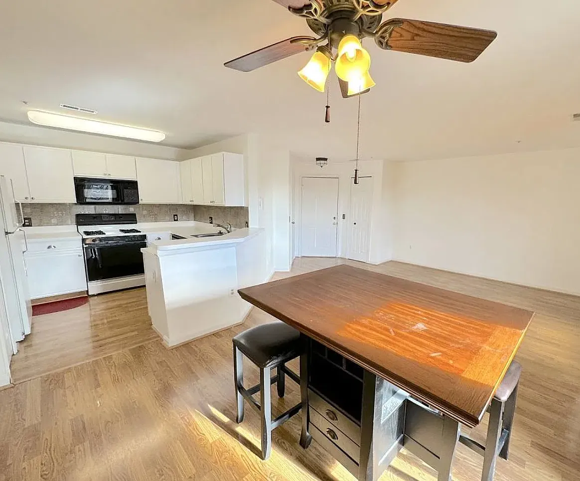 2 bed, 1050 sqft, $2,000 — Photo 4