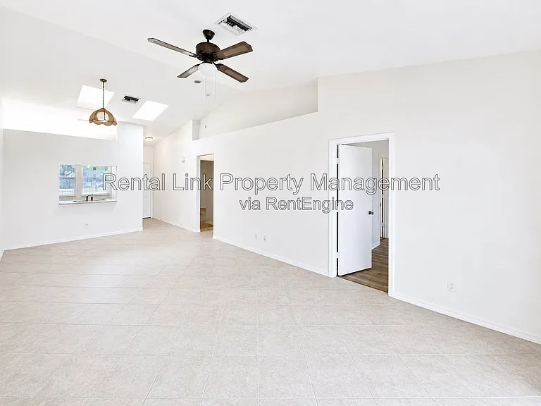 320 SW 3rd Pl #2 — Photo 8