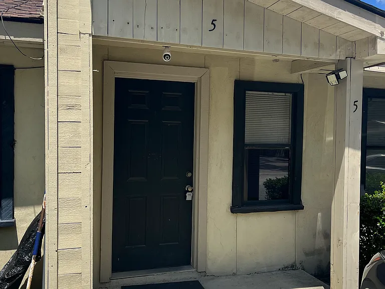 320 Fraser Cir #5 — Photo 1