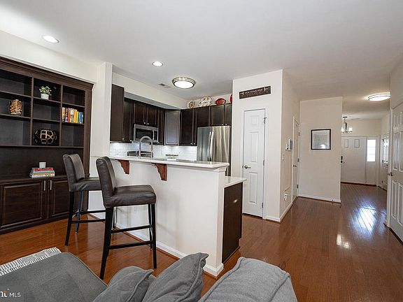 4th image of 4414 Riverview Ln #28