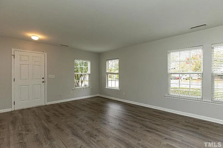 201 Northlands Dr — Photo 6