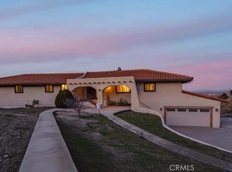 1055 Lakeview Dr — Photo 2